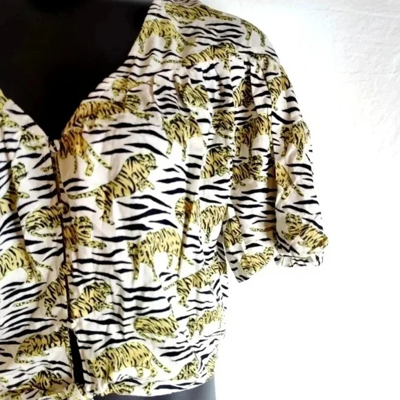 Tiger Crop Top EUC ❤️🐅 - Picture 8 of 15